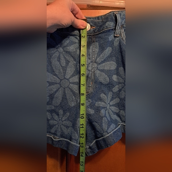Juniors' Plus Size SO  High Rise Mom Shorts Size 17/33 Waist Daisy's Retro Denim - Picture 9 of 9